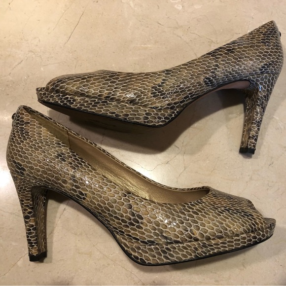 Khaki / gray snakeskin peep toe pump. - Picture 2 of 2